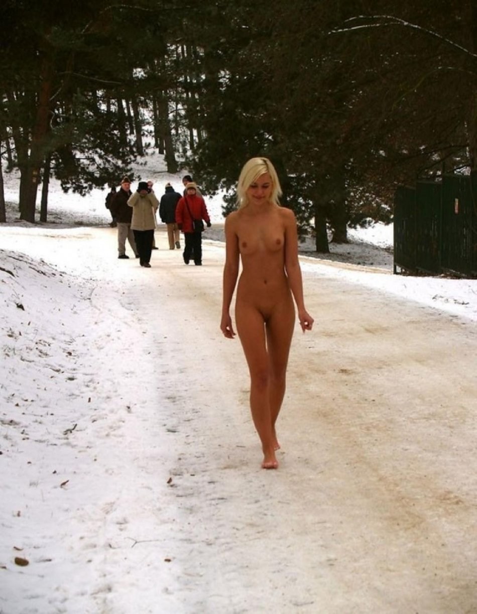 Голые женщины зимой на улице