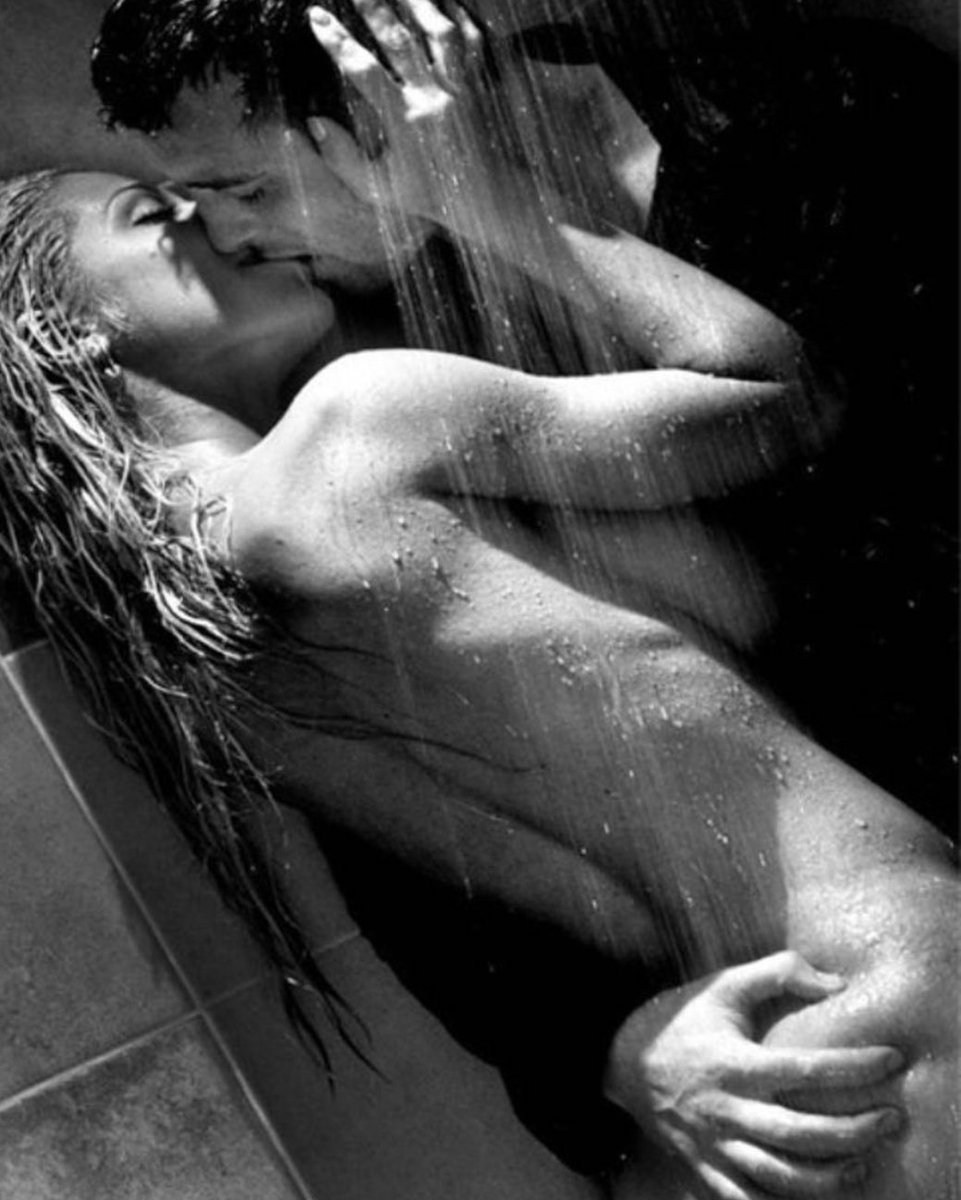 Голые женщины и мужчины в ванне