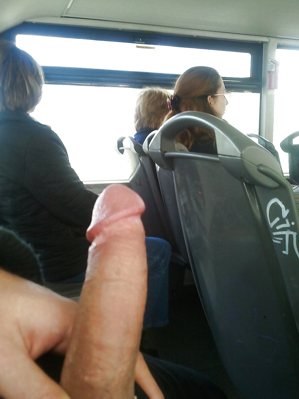 Подрочила парню в автобусе