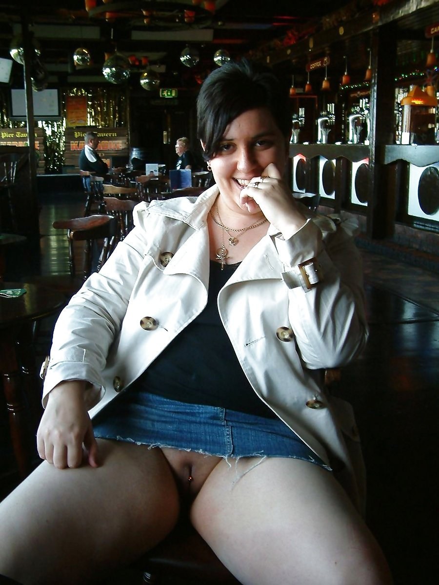 Зрелая голенькая в плаще