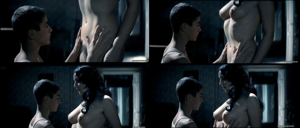 Моника Беллуччи в чулках голая