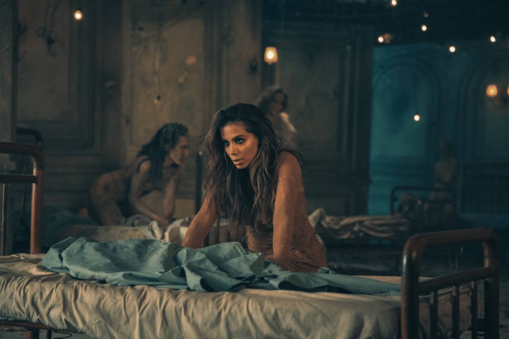 Anita Bellini в шортиках ALSSCAN