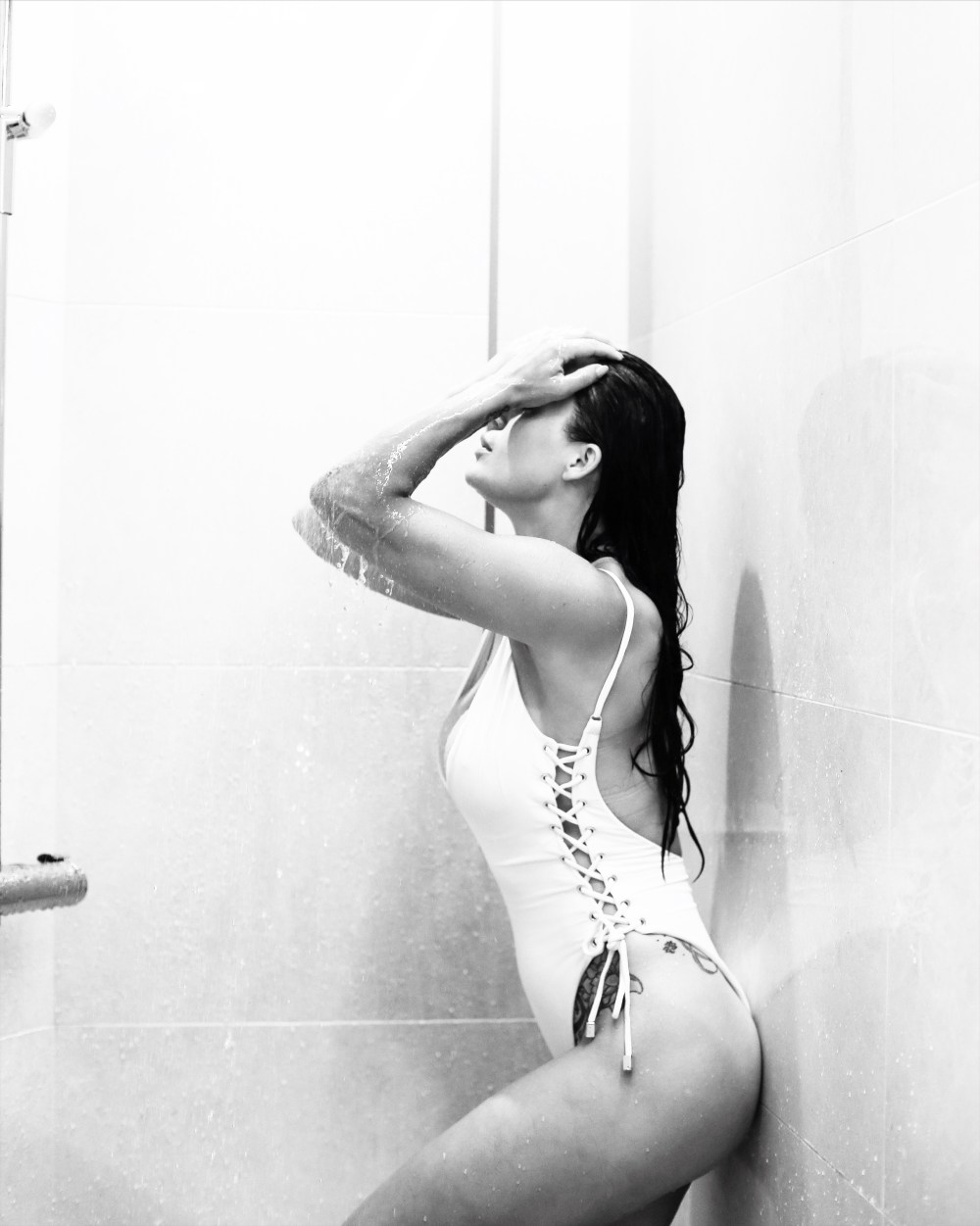 Молодые девушки в трусиках