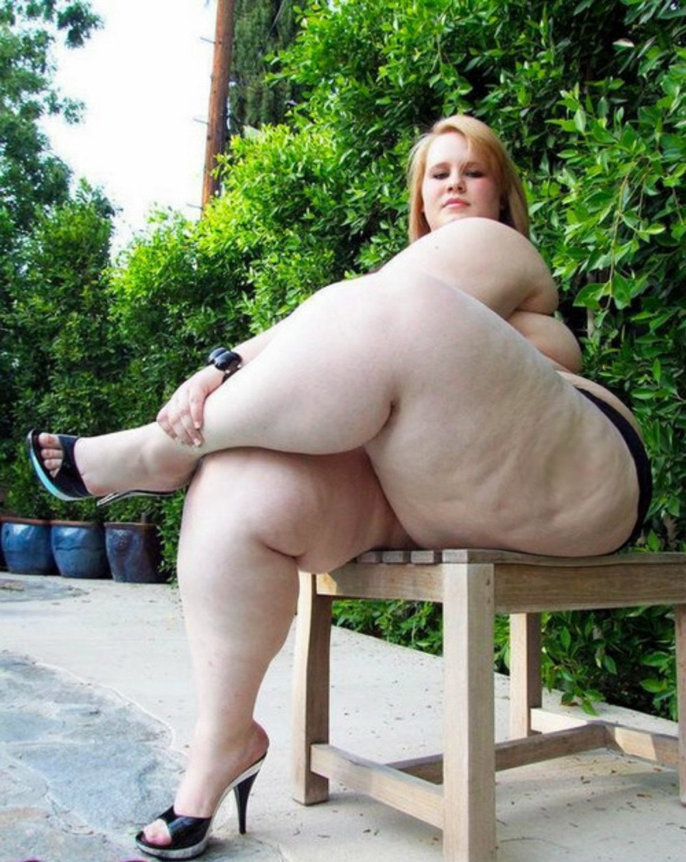 Голые женщины с полными ляжками