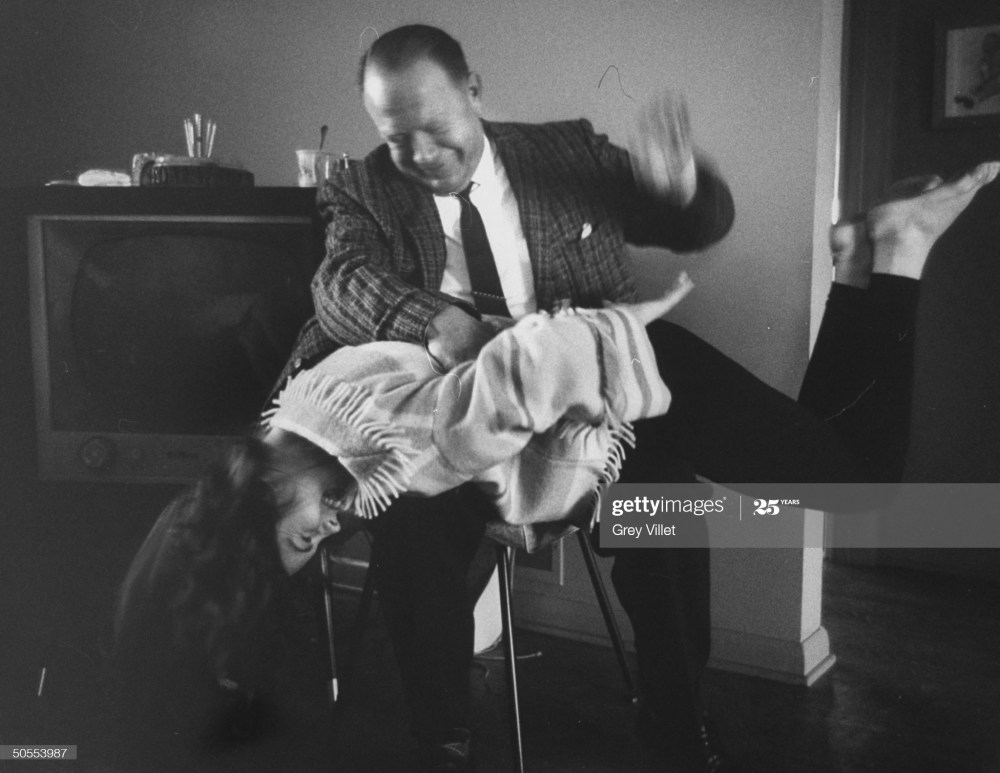 Наказание секретаря по попе