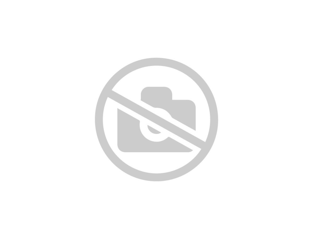 Девочка со спущенными колготками