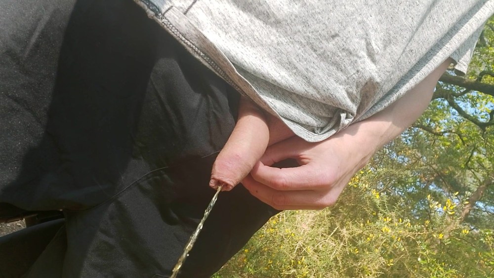 Девушка ссыт мощной струей