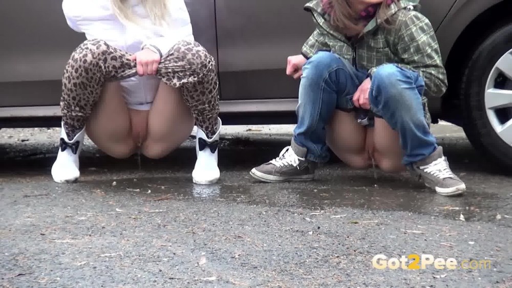 Девка ссыт на член парня