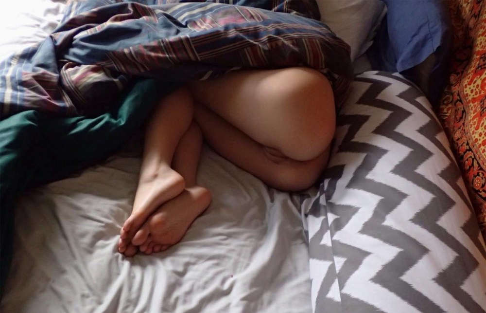 Спящая голая жена в постели