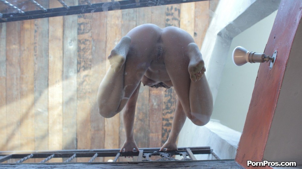 Публичный трах на балконе