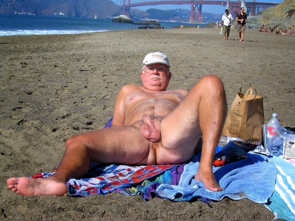 Дед с большим хуем на пляже