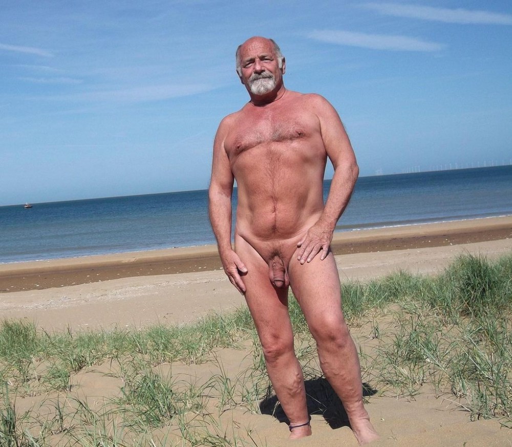 Голые зрелые мужики на пляже