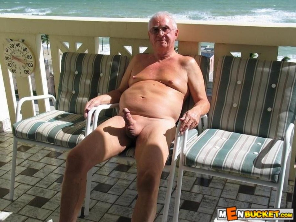 Голый толстый мужик на пляже