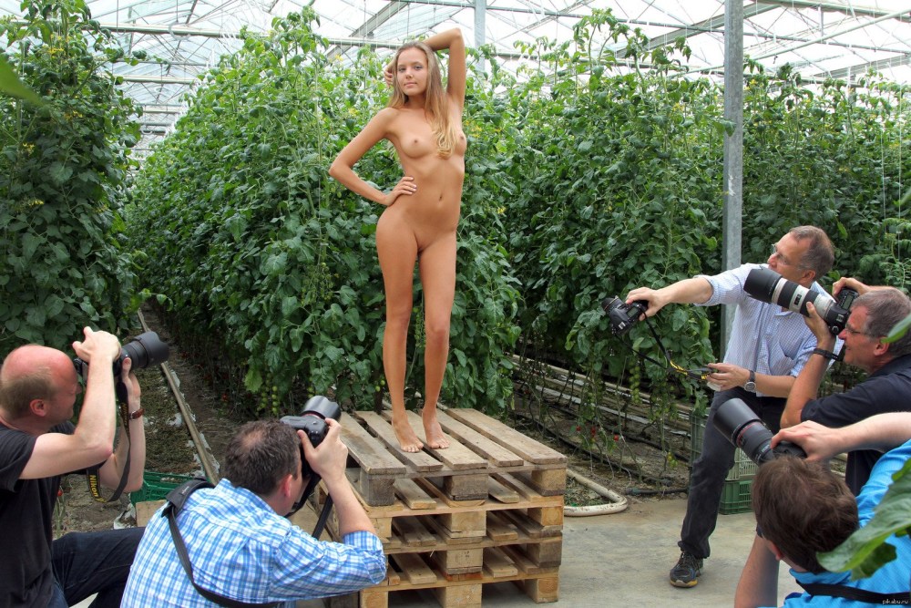 Девушки раздеваются на улице