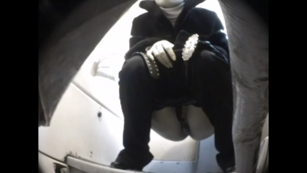 Девка обоссалась на улице