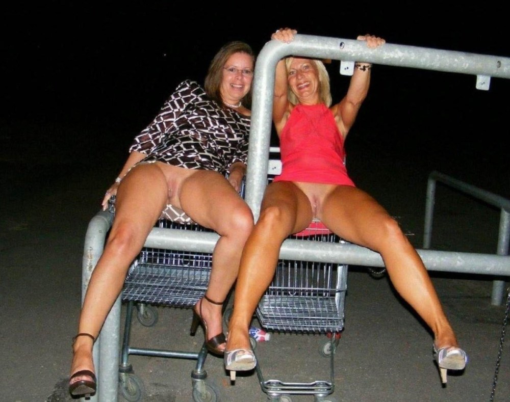 Зрелая присела без трусов