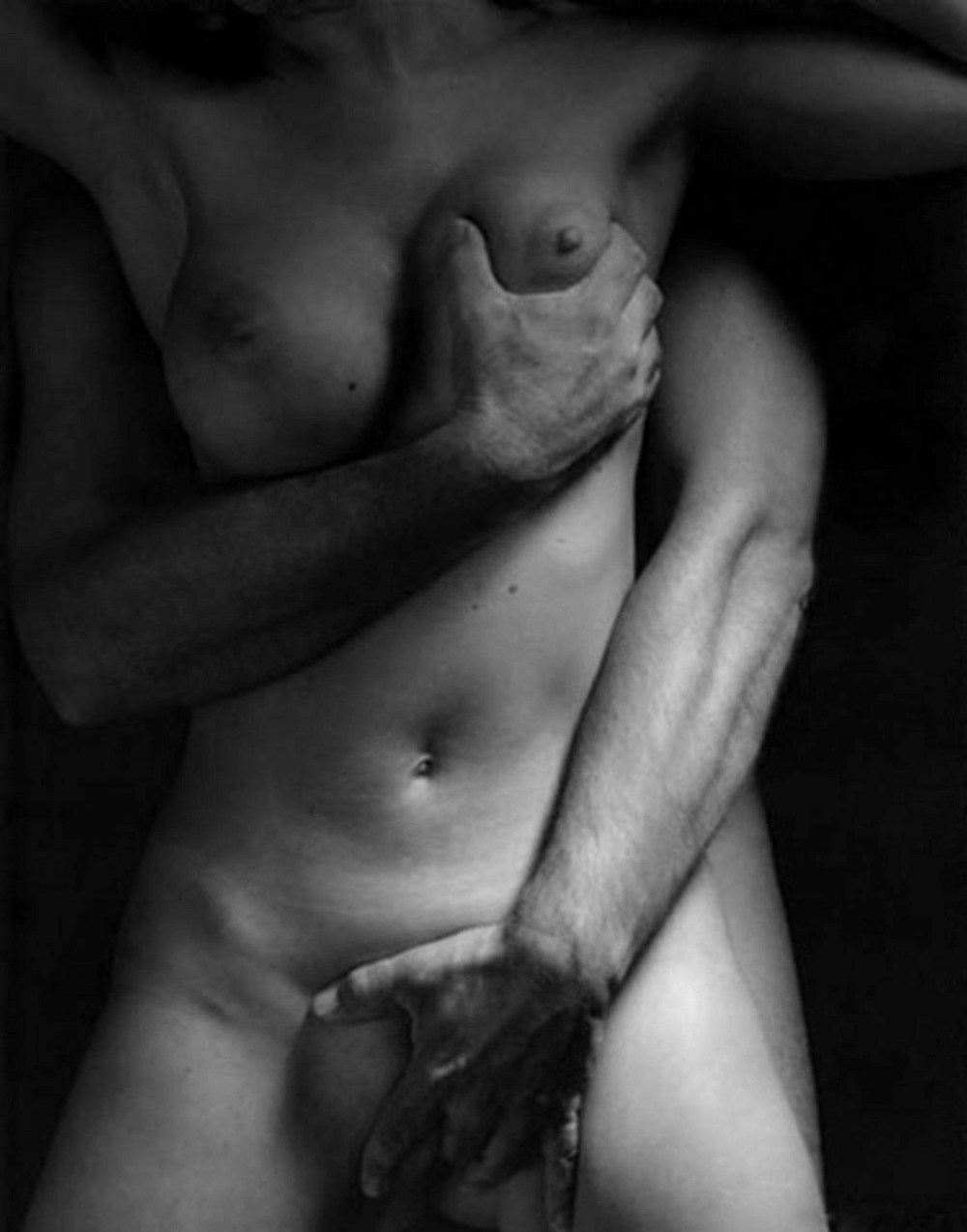 Мужчина ласкает девушку