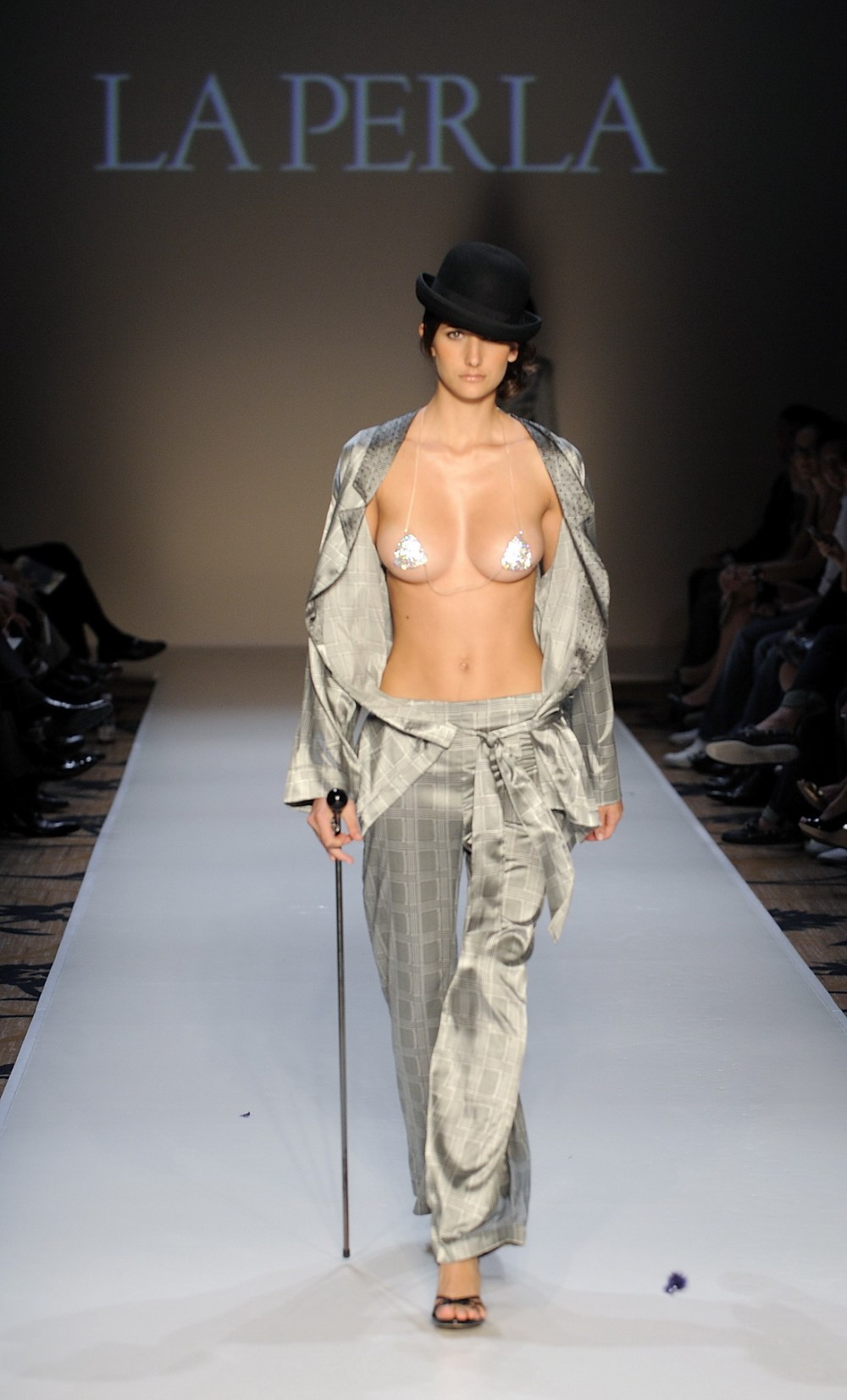 Голые манекенщицы на подиуме