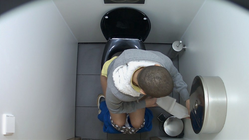 Камера в унитазе в мужском туалете