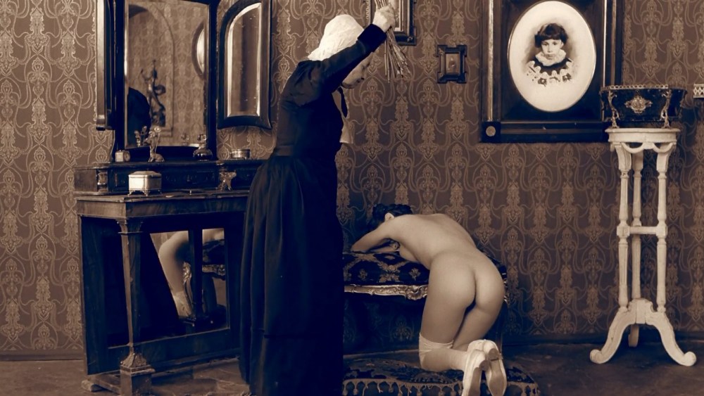 Про уродов и людей, 1998 эротические сцены