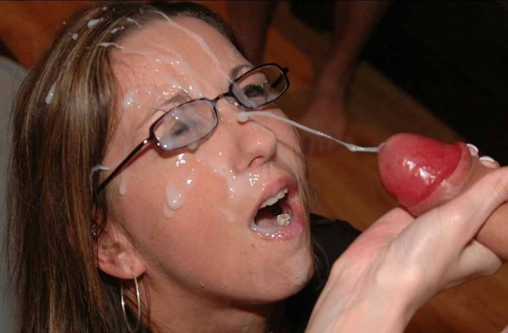 Блондинка в очках камшот