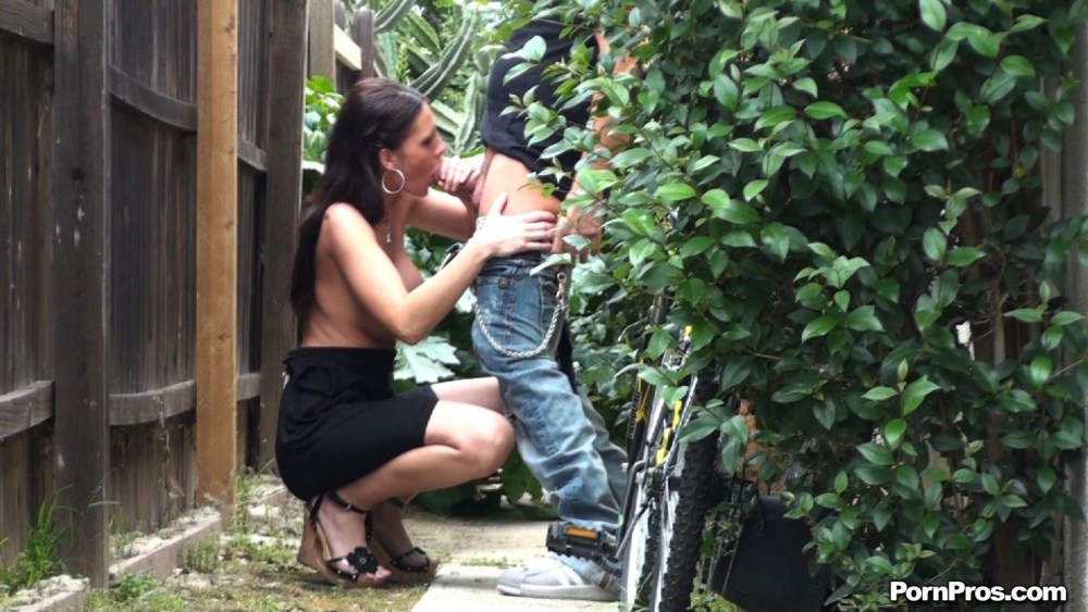 Трах возле забора фото