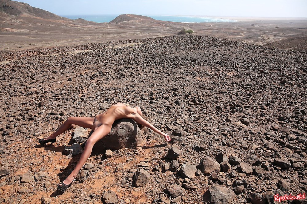 Эротическая фотосессия в пустыне
