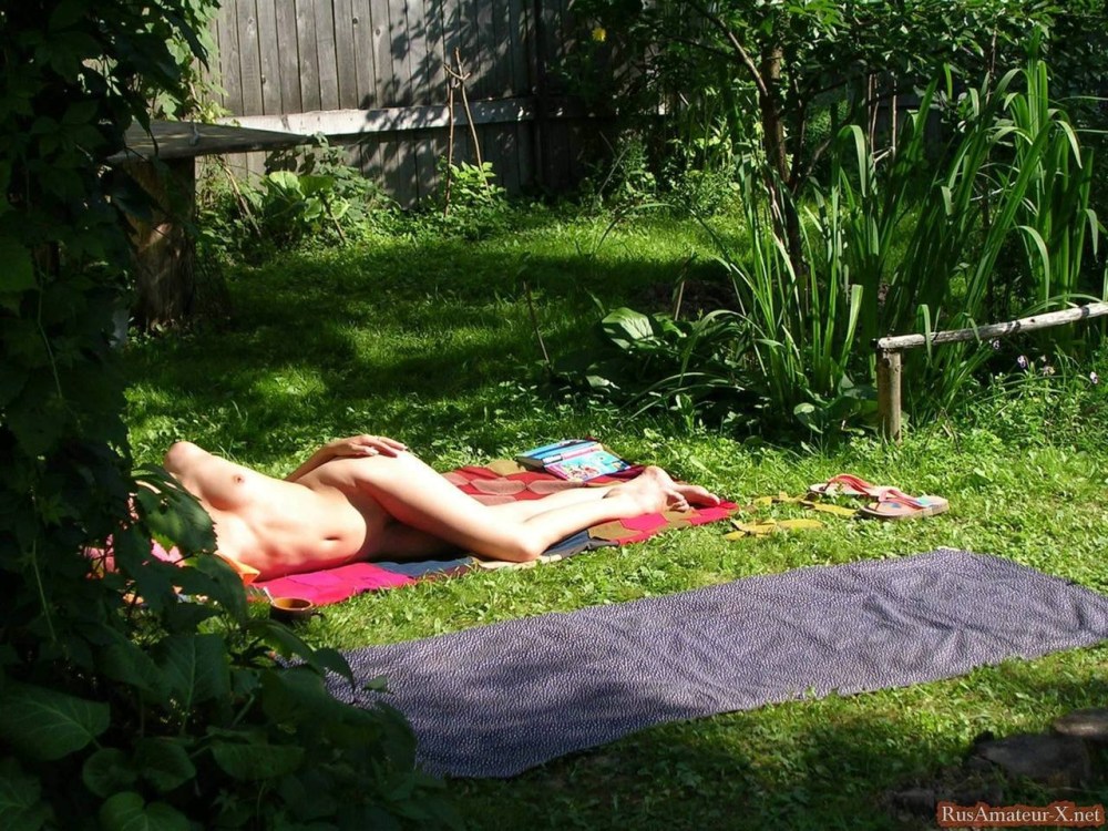 Девушка голышом во дворе