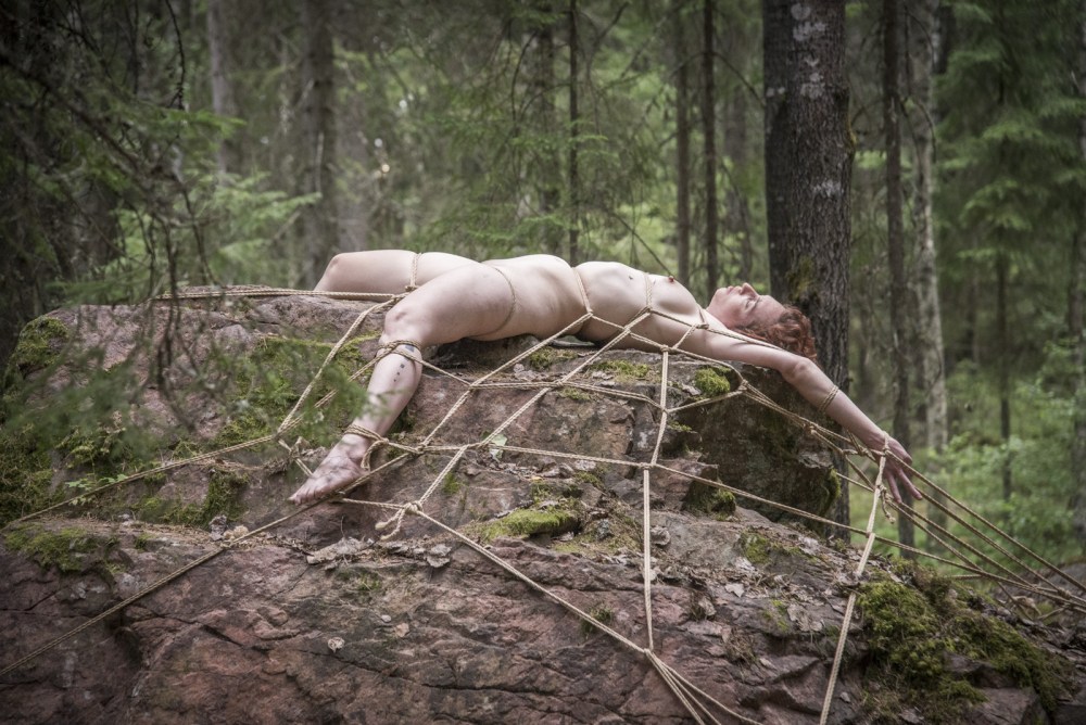 Анальный бдсм на природе