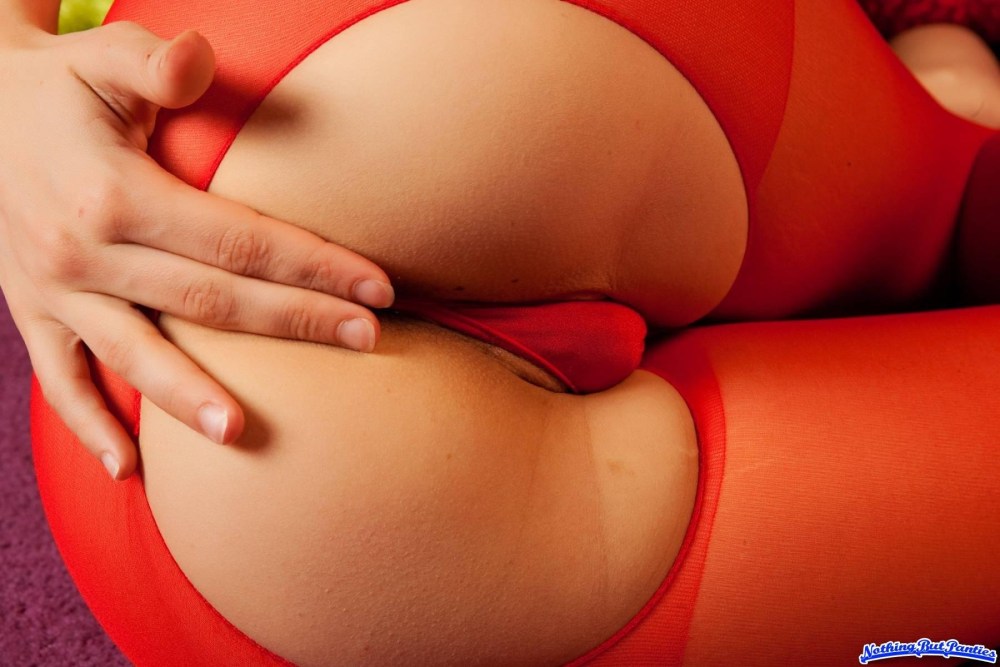 Голые женщины в красных трусах