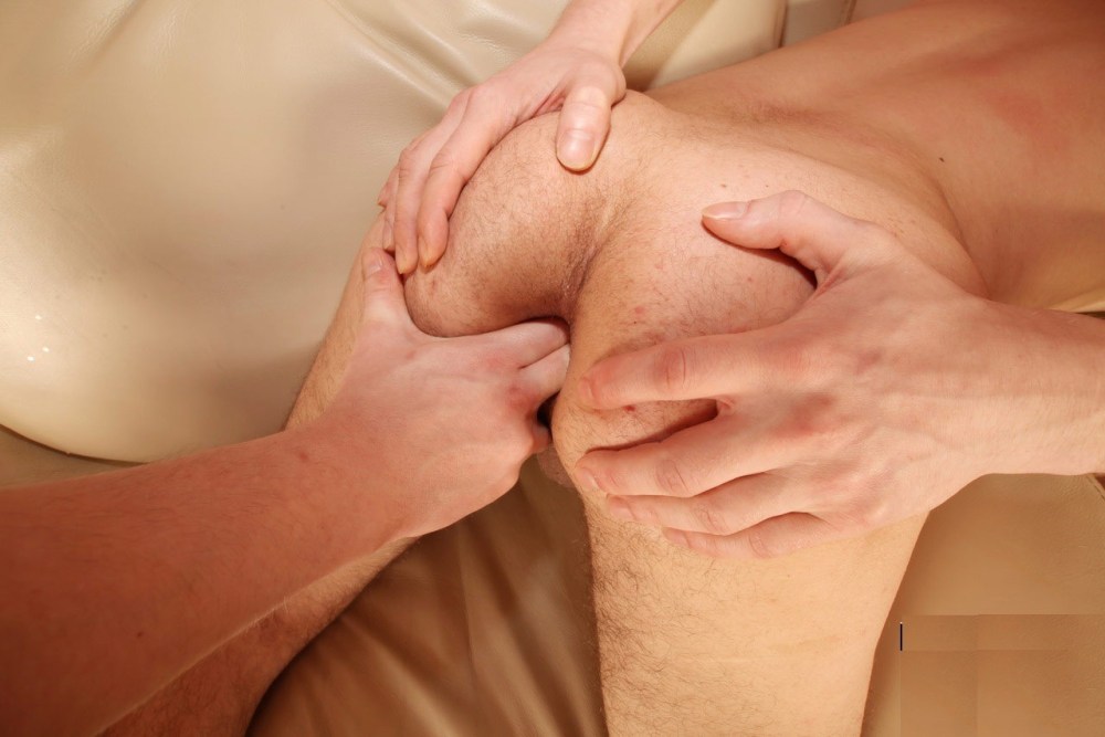 Девушка сует палец в попу парню