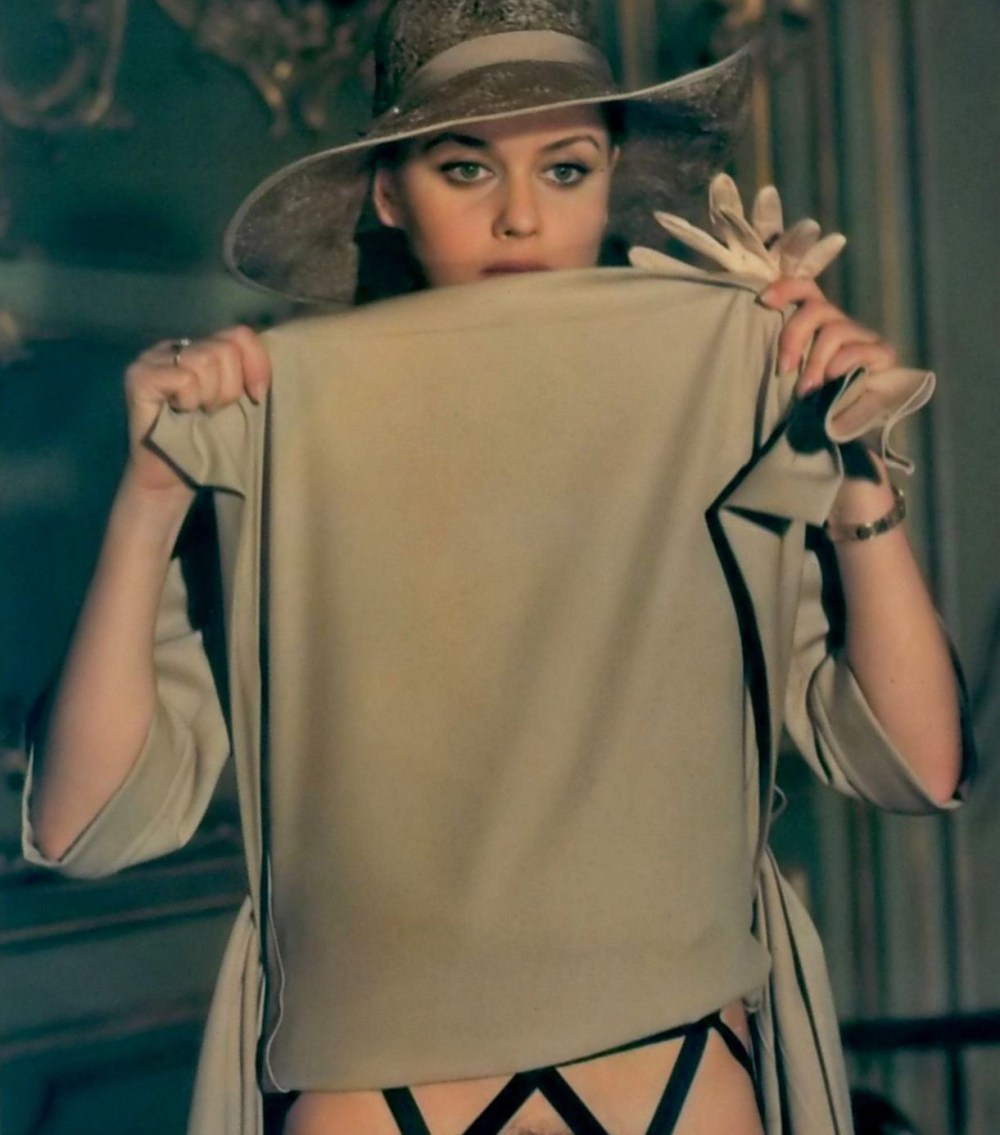 Модели без трусов ретро