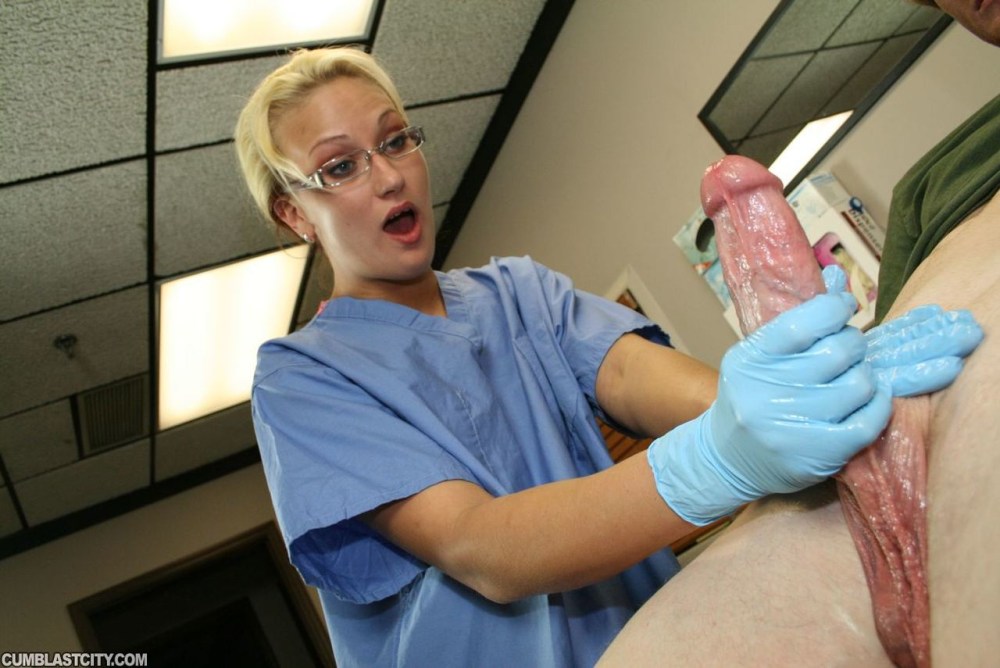 Медсестра осматривает член