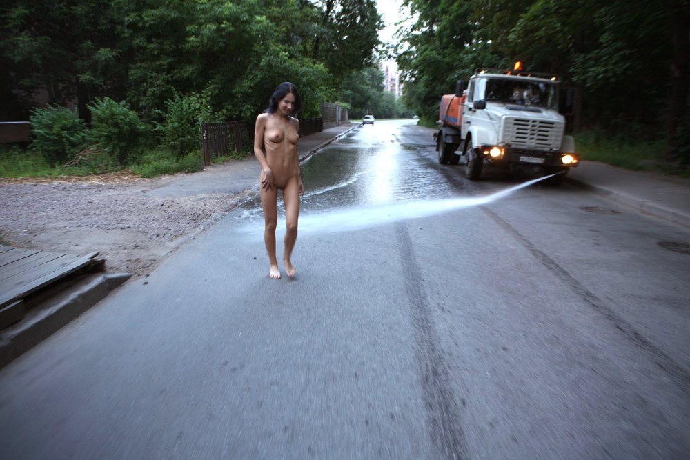 Голые бабы на железной дороге