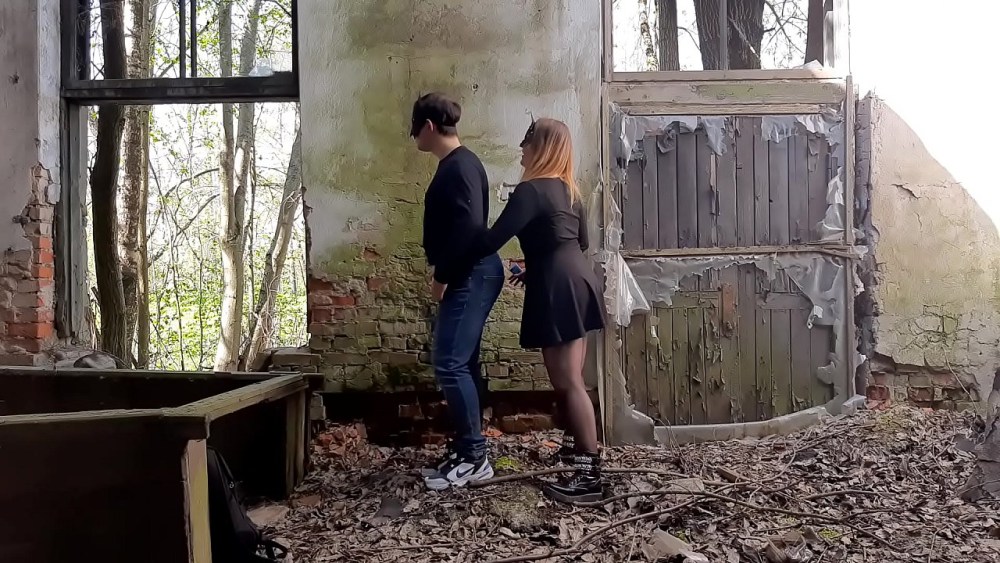 Голая женщина в заброшенном здании