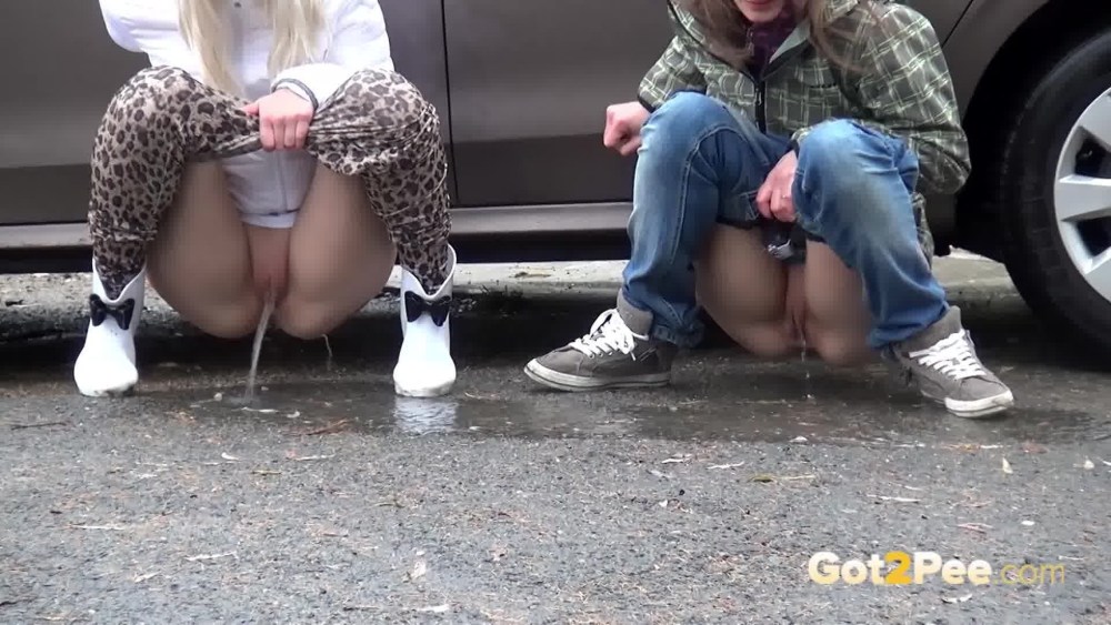 Зрелая ссыт на корточках