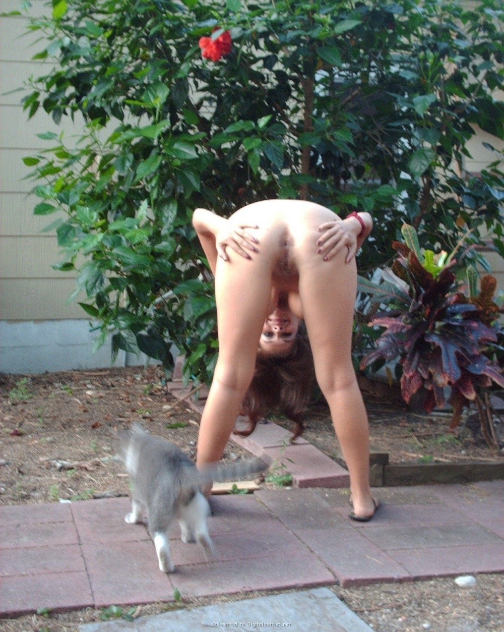 Зрелая соседка на даче без трусов