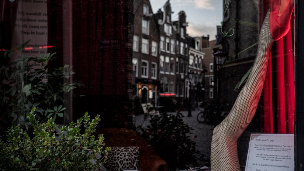 Улицы красных фонарей в Амстердаме 21+