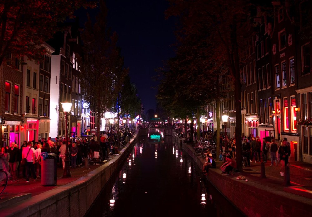 Аллея красных фонарей в Амстердаме