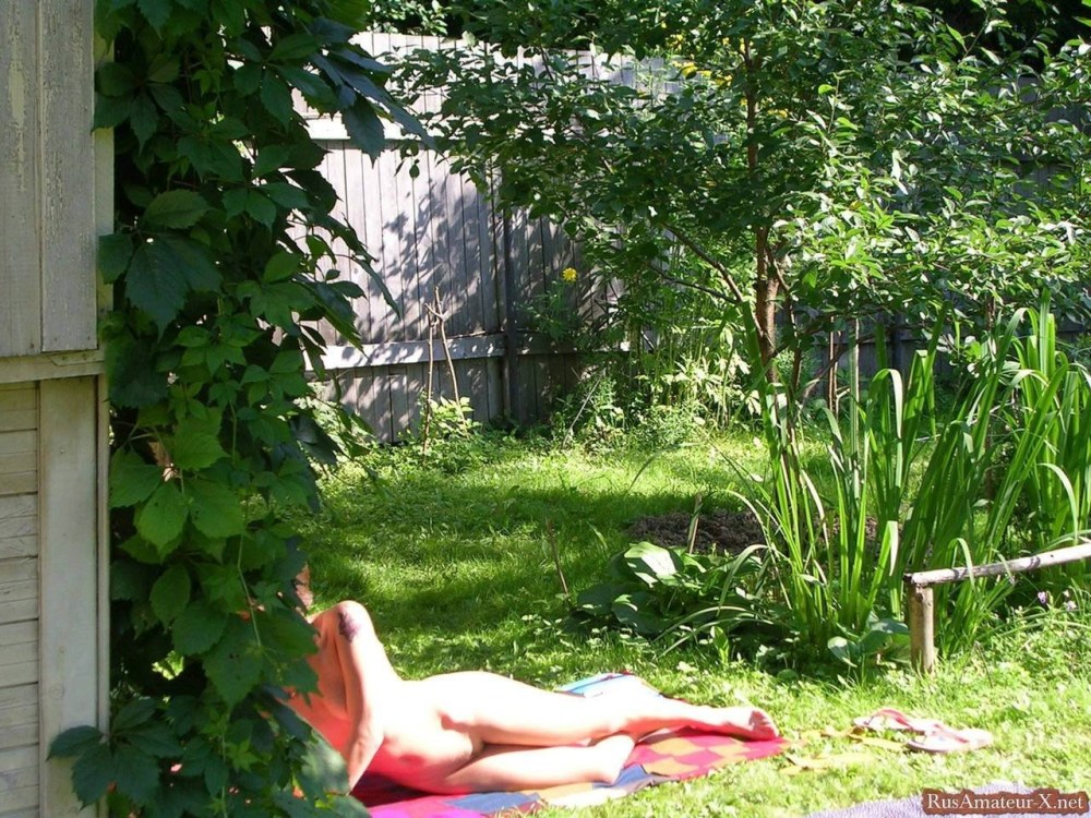 Женщины на огороде без трусов