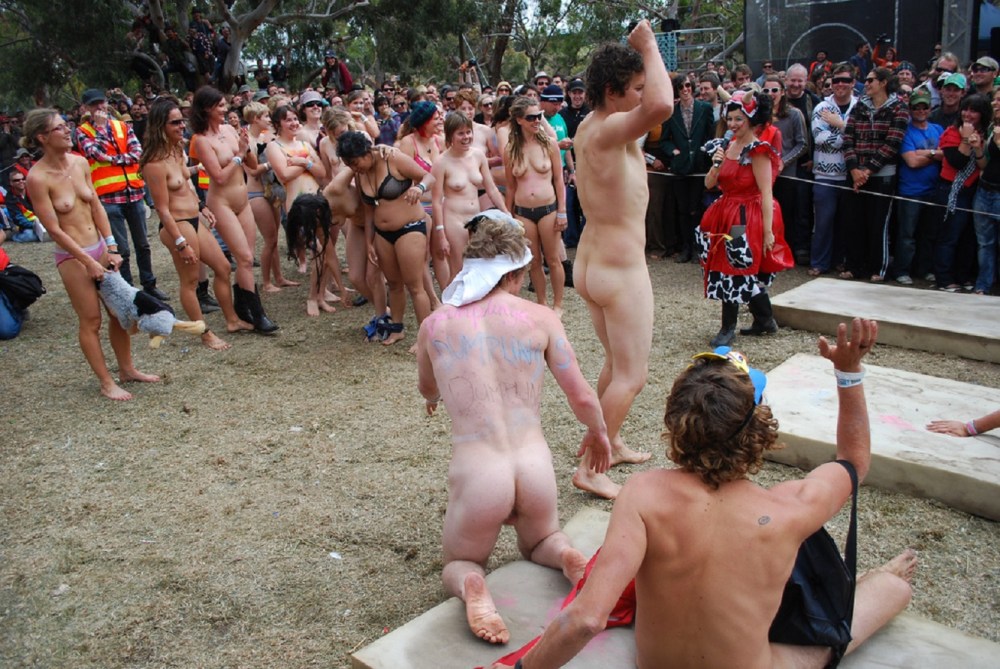 Голые женщины на фестивале