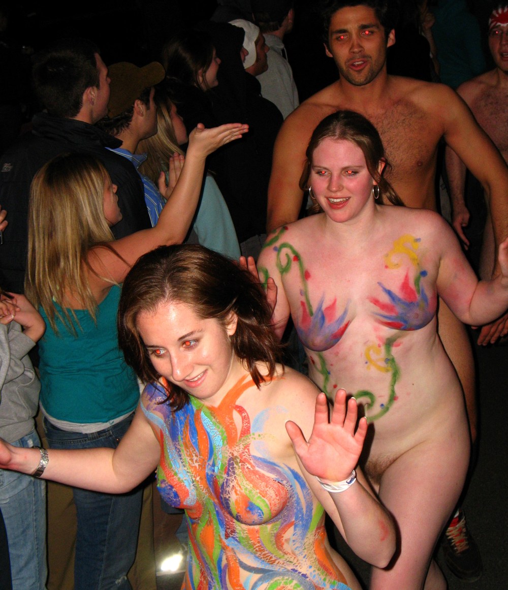 Голые девчонки на празднике
