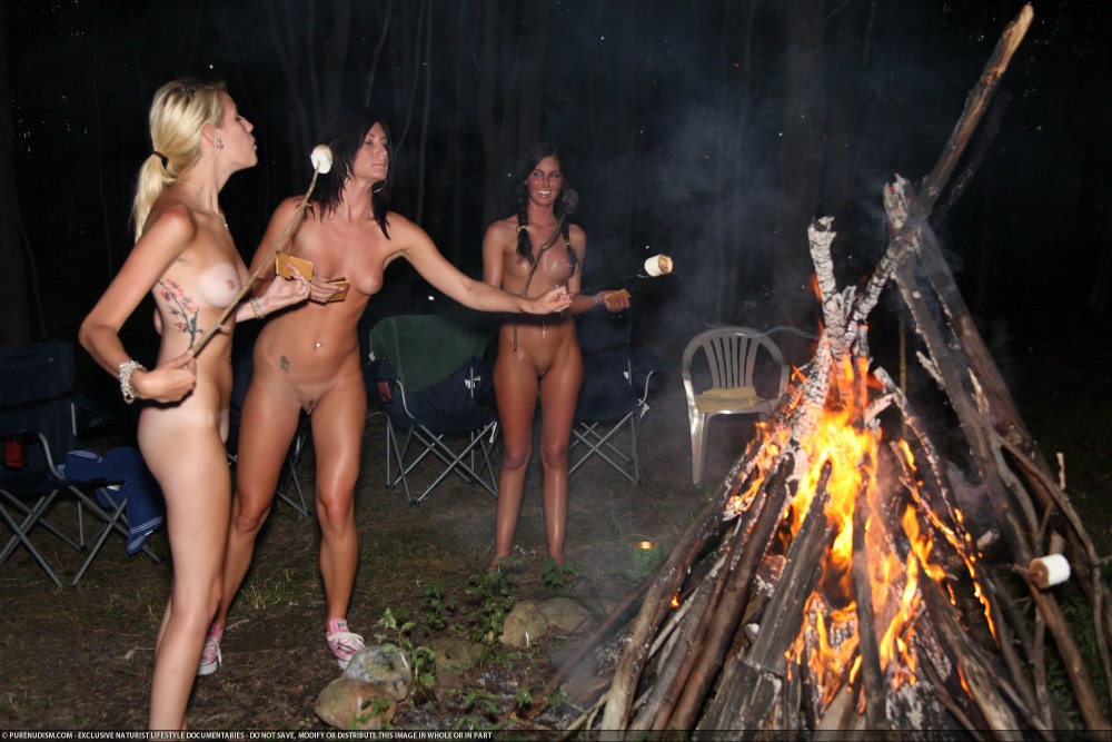 Девушка раздевается на публике