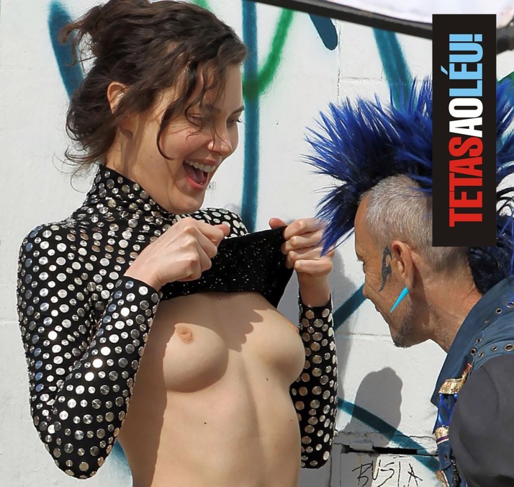 Засветила большие сиськи на улице