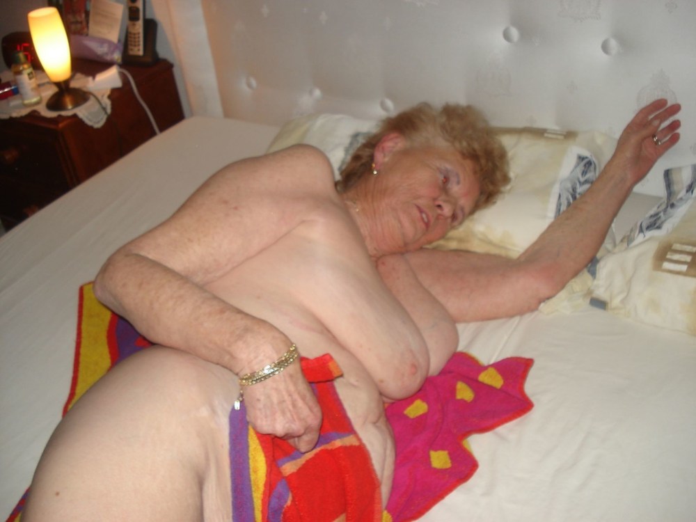 Голые старушки зажигают