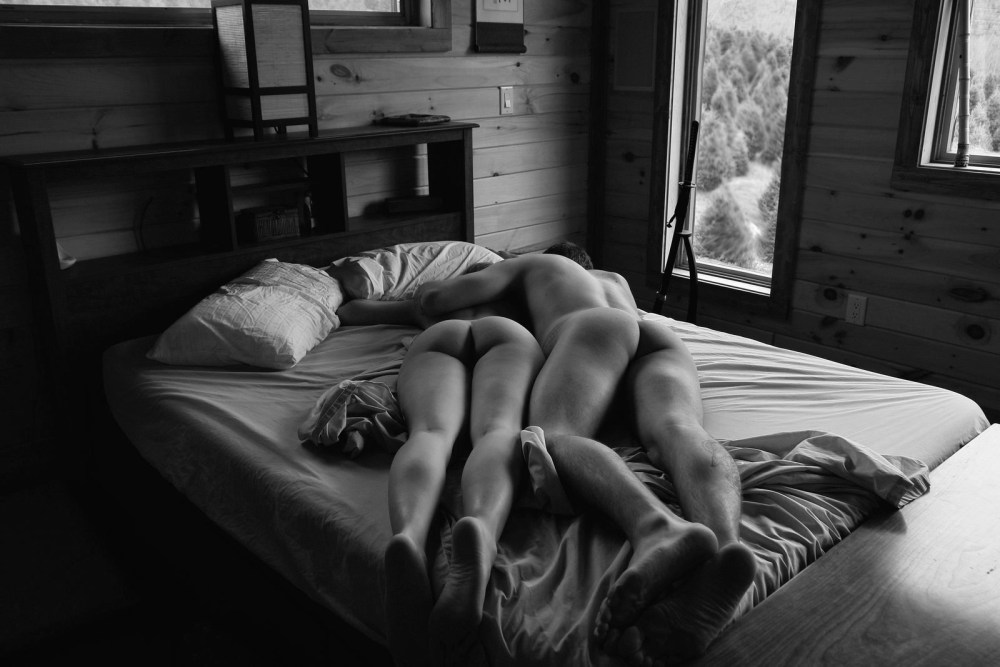 Девушка спит без одежды