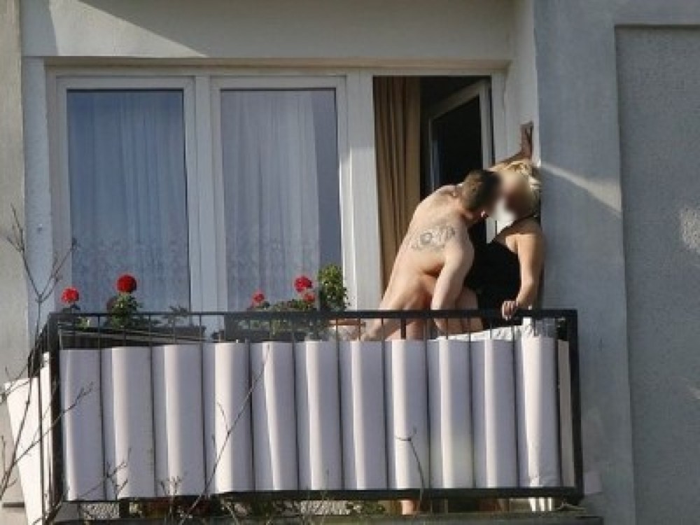 Подглядывание в окна голые