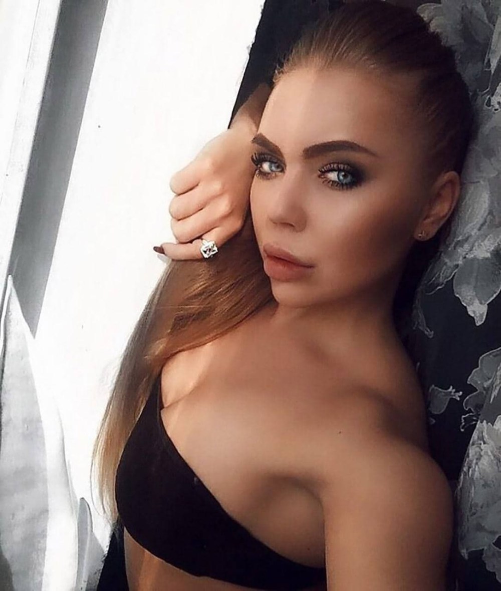 Карина кросс голая грудь