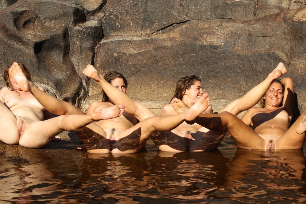 Женщины купаются голышом