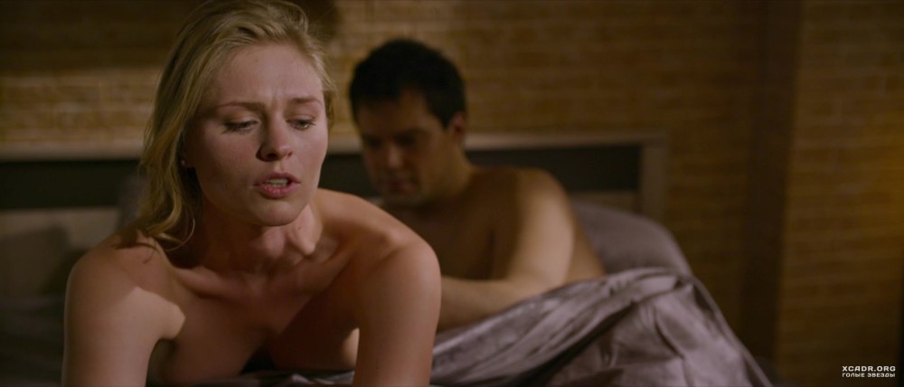 Стройные голые красотки на пляже